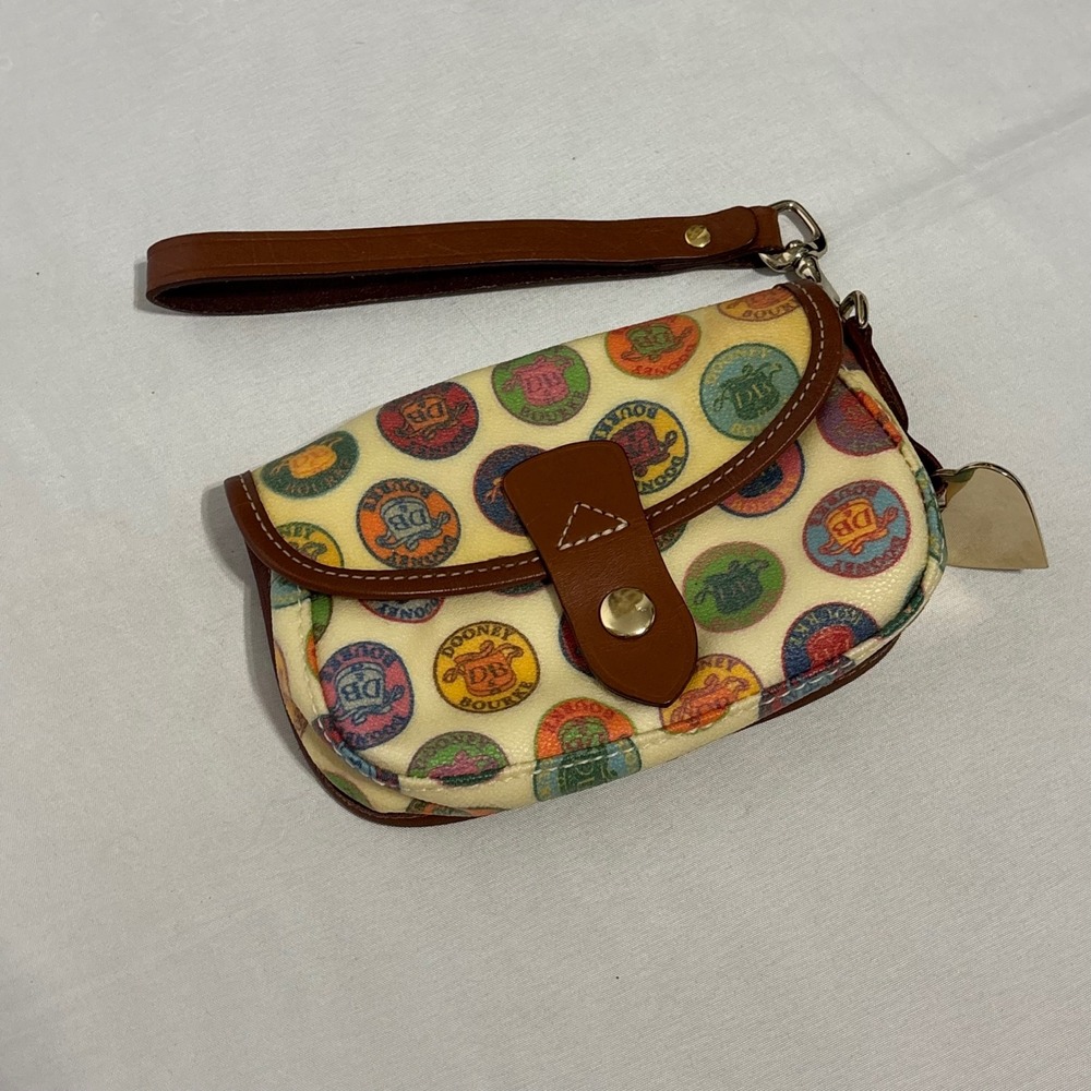 DOONEY & BOURKE adorable wristlet with logo design and brown leather detailing - Picture 2 of 13